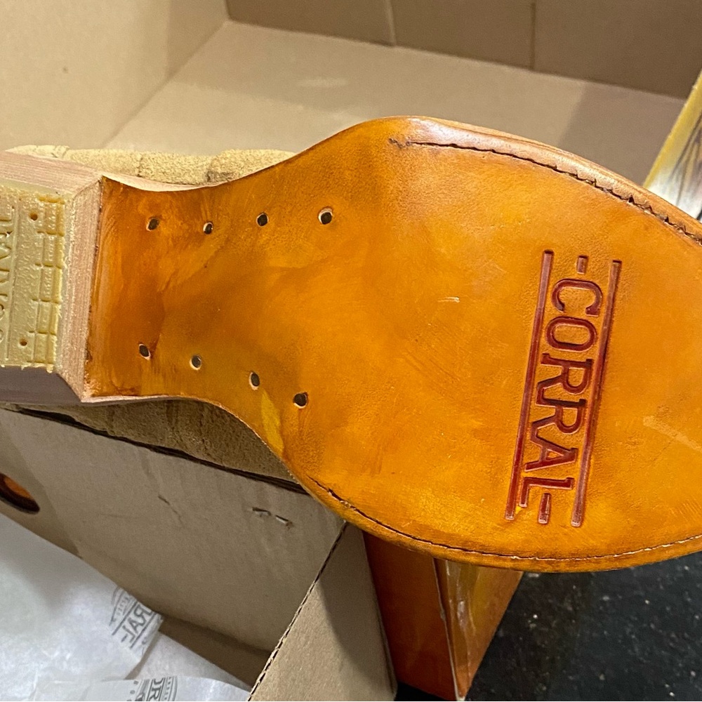 Corral Western Suede Pointed Toe Embroidered Side Zip Cowgirl Heeled Boots 8.5 - Picture 4 of 7